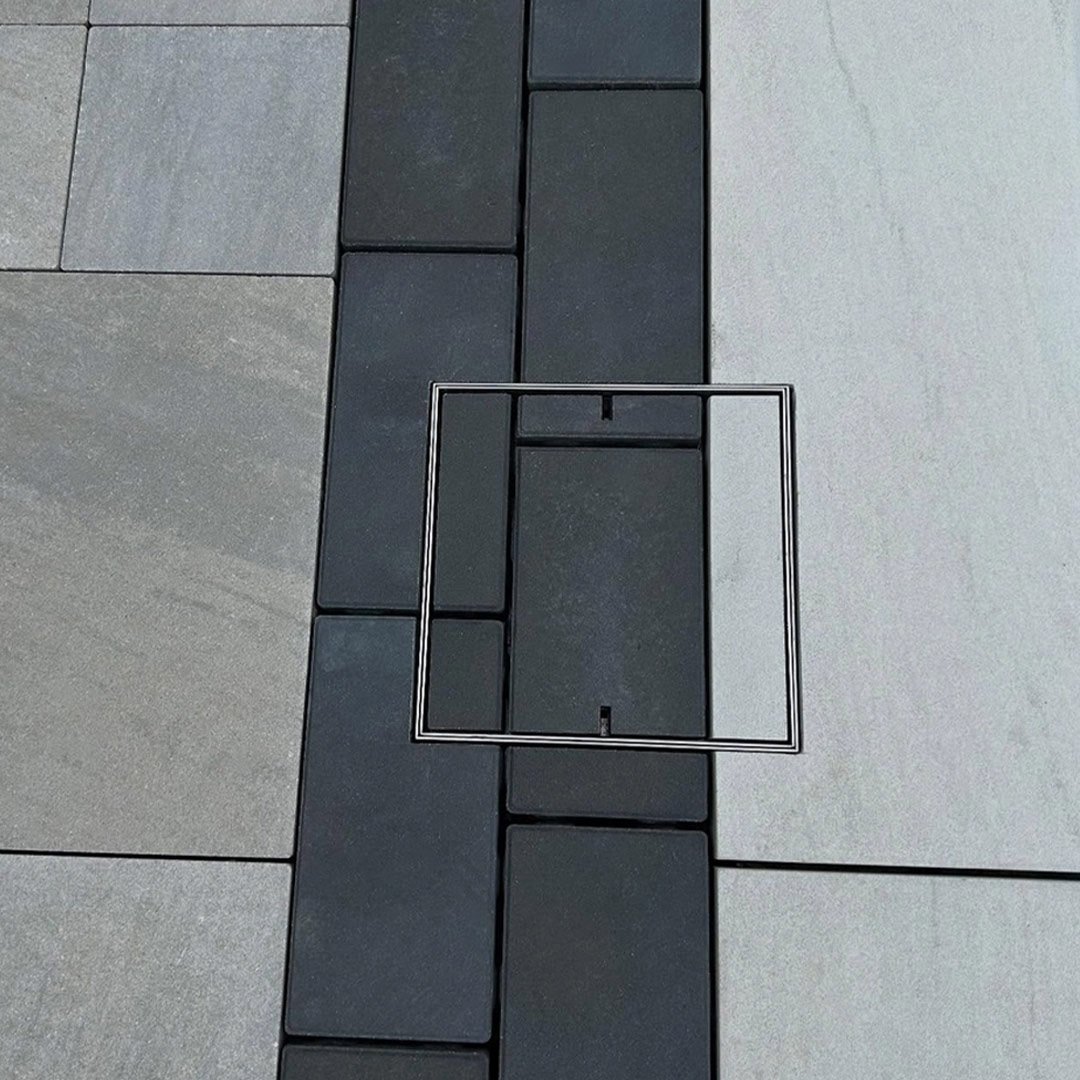 Stainless steel HIDE Skimmer Cover with dual paving pattern inlay